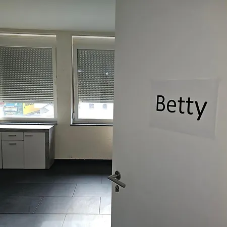 Betty Zimmer In Zentrum
